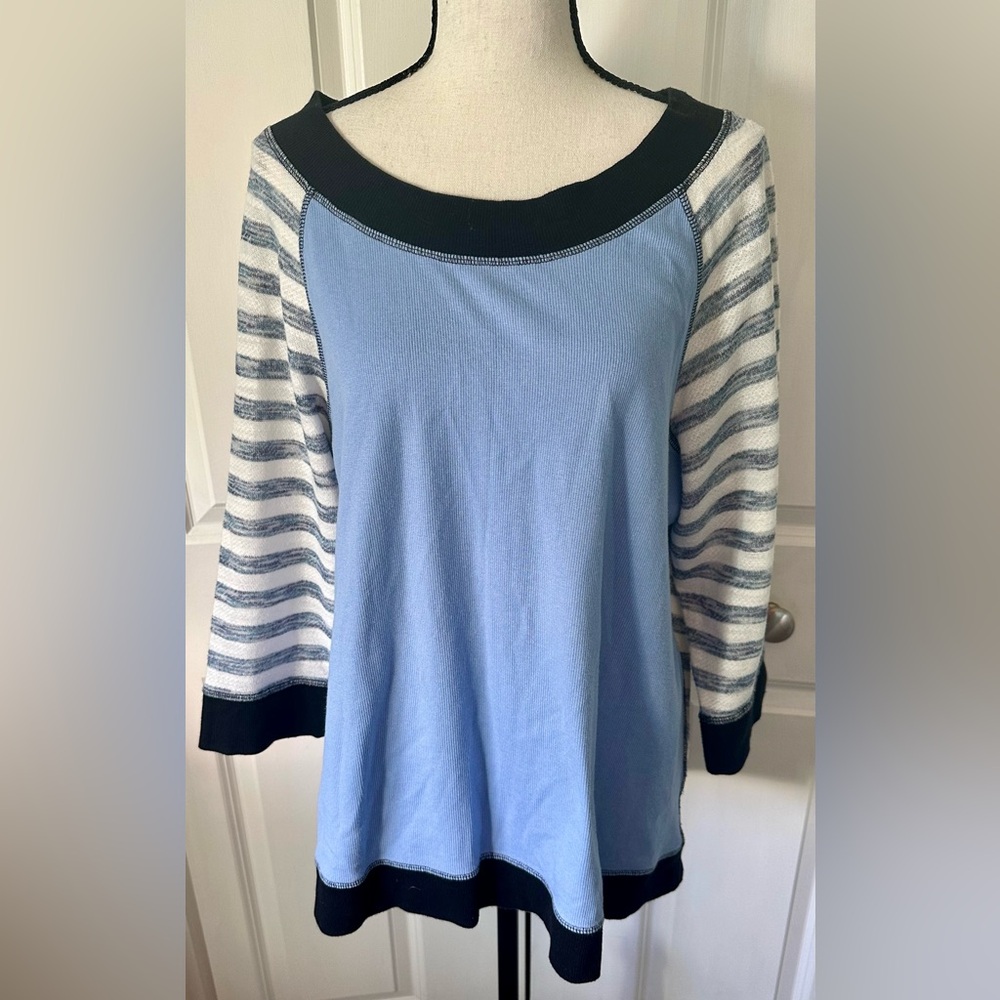 DESIGNED BY CHICO’S!!! TERRIFIC CONDITION LONG-SLEEVE TOP WITH ZIPPER BACK.